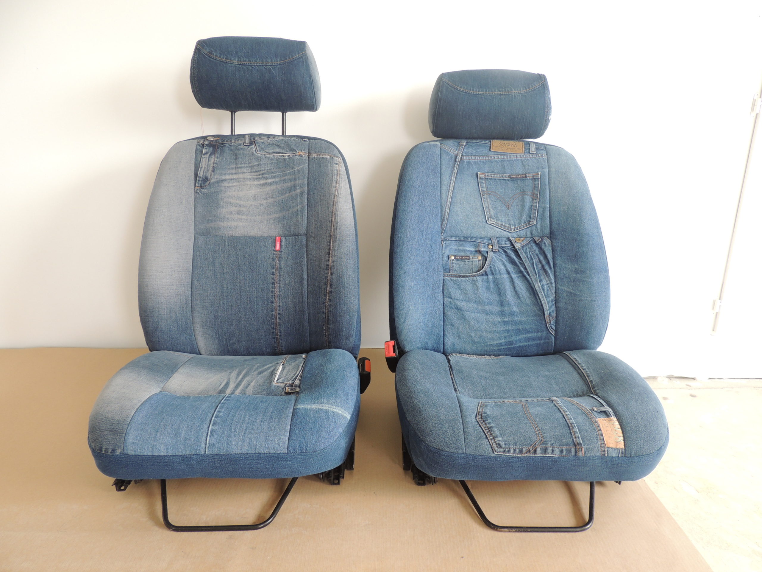 Atelier SEDENTaire intérieur 205 Peugeot sièges et banquettes avec des vrais JEANS