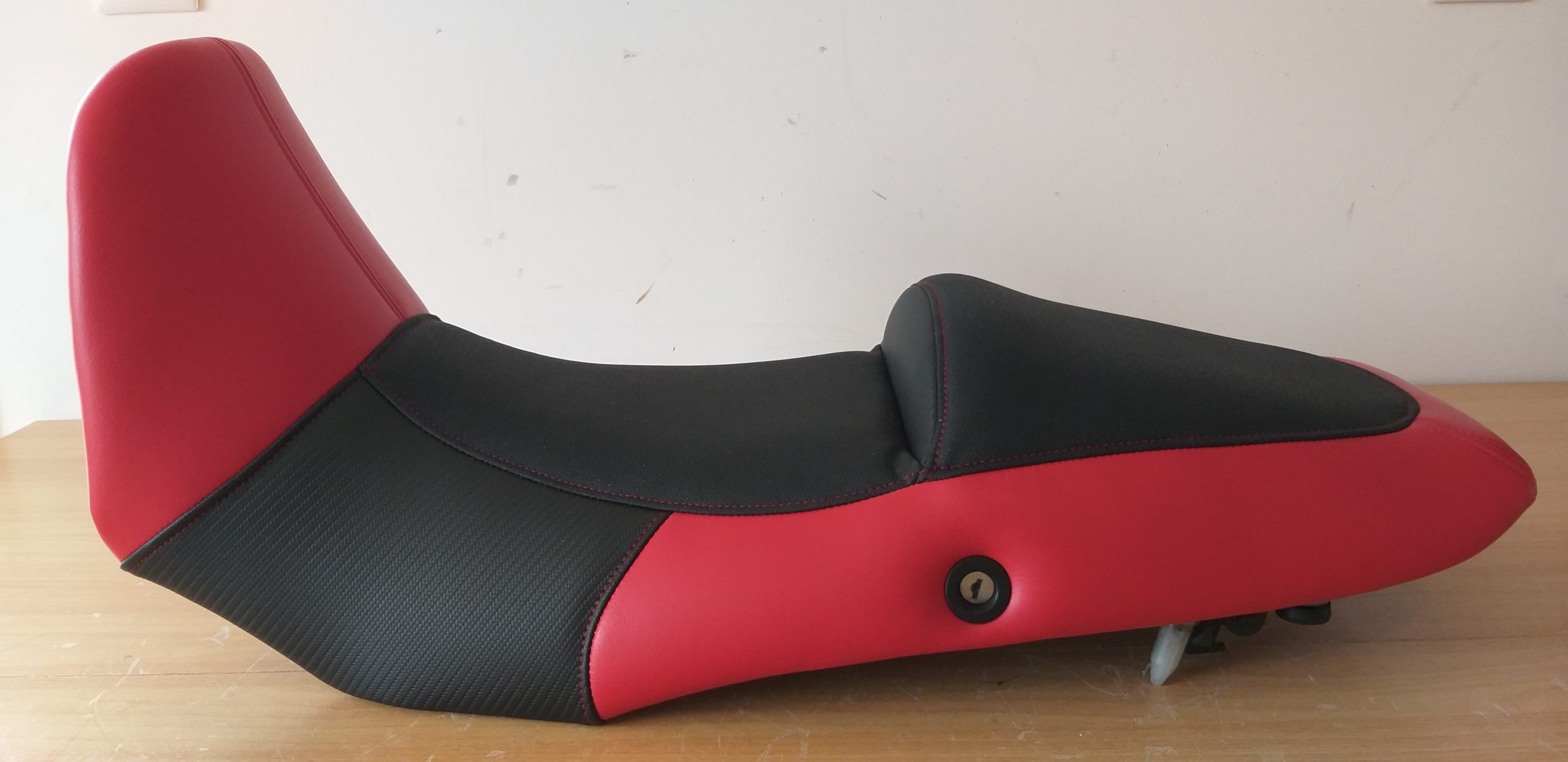 Confection sur mesure finition confort ergonomie selle moto