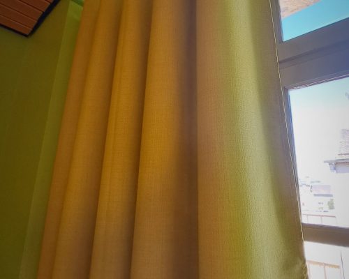 Rideau collectivité non-feu tête œillets atelier SEDENTaire tapissier Séverac Aveyron Lozère décors fenêtres