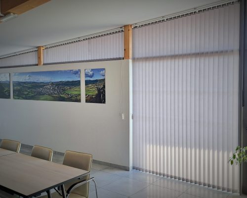Store vertical AVEYRON LOZERE TARN atelier SEDENTaire tapissier californien pose